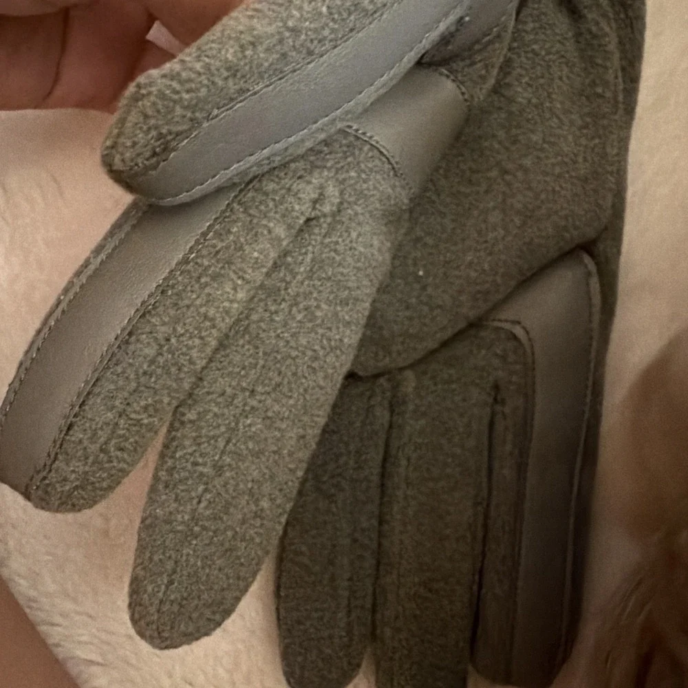 ISOTONER GLOVES WOMEN'S SMART DRI/SMART TOUCH GREY ONE ONE SIZE POLYSTER/SPANDEX - Picture 6 of 6
